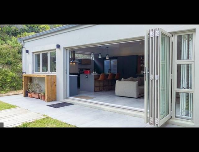 6 BEDROOM HOUSE FOR SALE IN KLEINBAAI